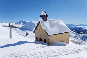 St. Oswald Kirchlein mit Aussicht auf die Dolomiten vom Mittager St. Oswald Kirchlein mit Aussicht auf die Dolomiten vom Mittager