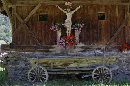Jesusfigur an Stadel