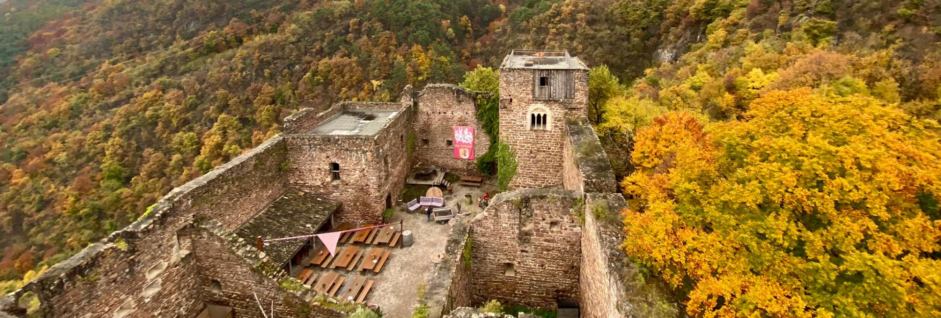 Castel Boymont in alto sopra Missiano, nei pressi di Appiano