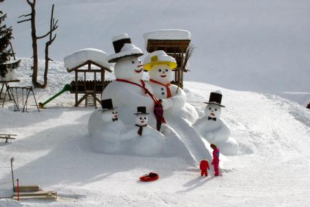 Figur aus Schnee im Skigebiet Sexten Rotwand