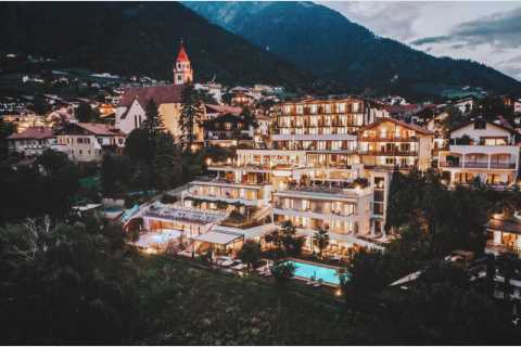 Panoramahotel Am Sonnenhang ****S in Dorf Tirol