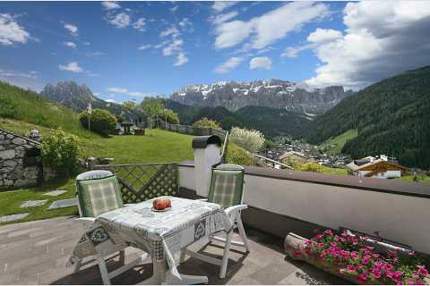 Strada panoramica con vista sulle Dolomiti sudtirolesi