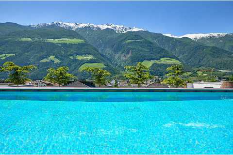 Piscina con acqua salina 34 C sul tetto del Feldhof