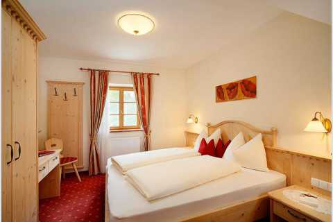 Doppelbettzimmer Mayerhof in Kuens bei Meran