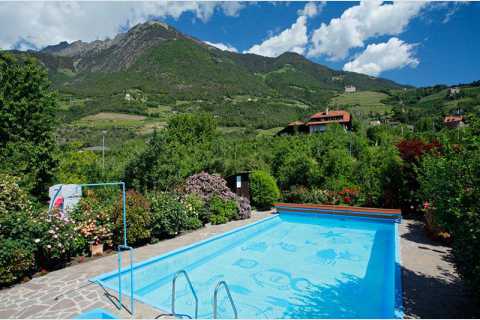 piscina immersa nel verde 