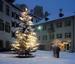 Christbaum in der Altstadt von Meran