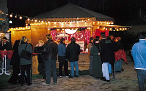 Glhwein trinken am Meraner Weihnachtsmarkt